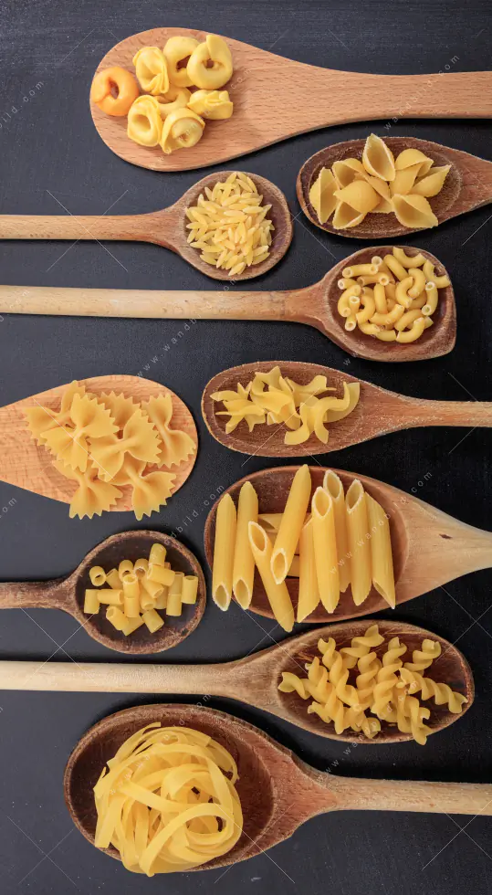 Leinwandbild | Pasta auf Löffeln | Hochformat - Image 5