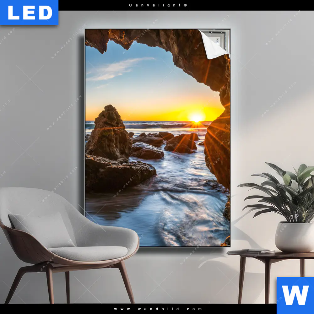 Canvalight® Leuchtbild | Sonnenuntergang in Meeresgrotte | Hochformat